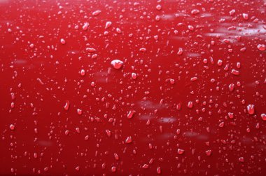 Su geçirmez kaplama sonra araba yüzeyinde su damlaları