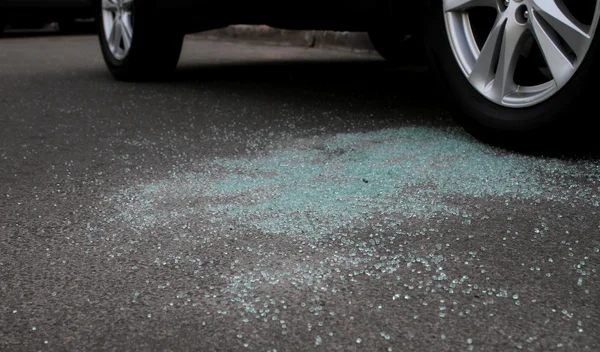 Araba kazasından sonra araç tekerlekleri yakınındaki kırık otomatik cam