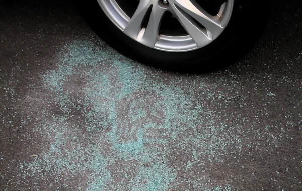 Araba kazasından sonra araç tekerlekleri yakınındaki kırık otomatik cam