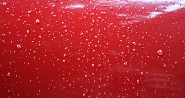 Wassertropfen auf Auto-Oberfläche aus Metall nach regenabweisender Beschichtung — Stockfoto