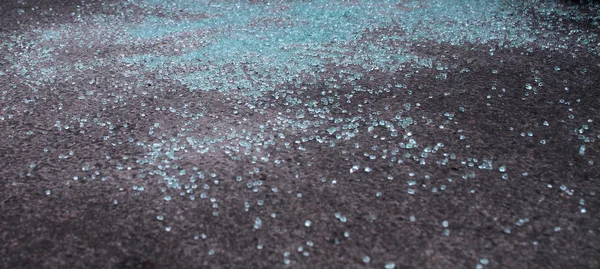 Asfalt üzerinde kırık araba cam kırıkları