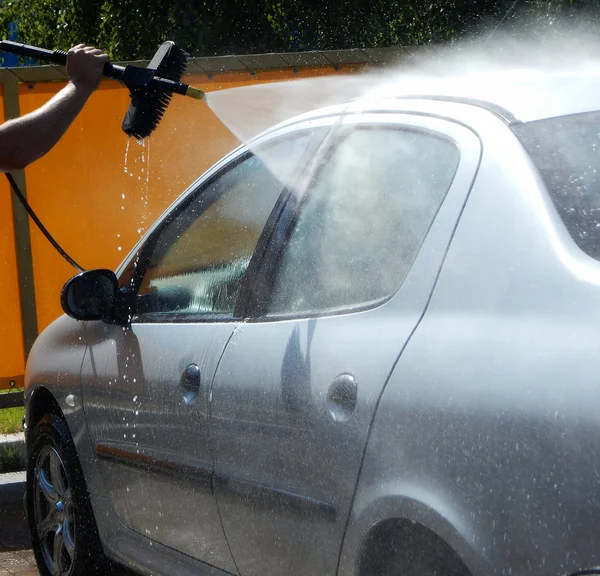 Lavadora de jato de alta pressão em processo de lavagem de carro — Fotografia de Stock
