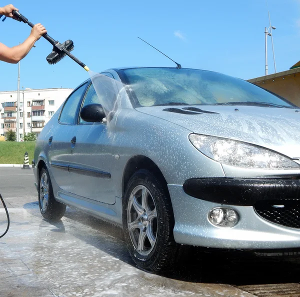 Hochdruckreiniger bei der Autowäsche — Stockfoto