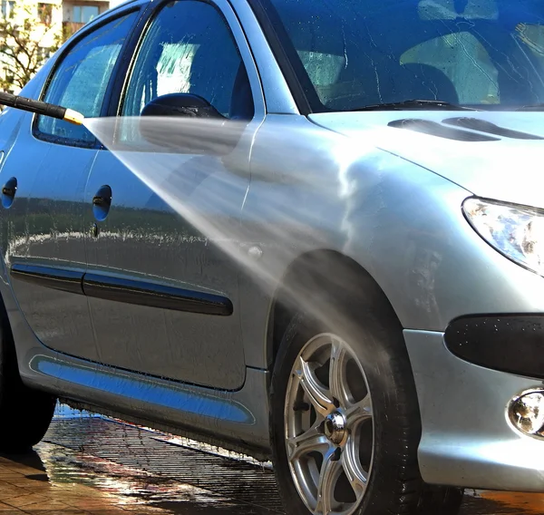 Lavadora de chorro de alta presión en proceso de lavado de automóviles — Foto de Stock