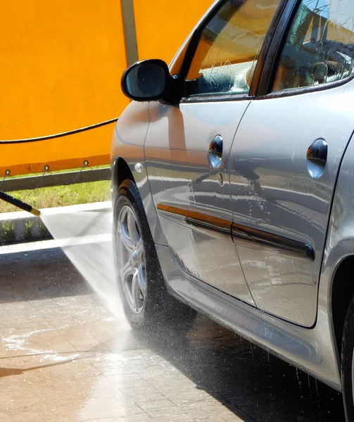 Hochdruckreiniger bei der Autowäsche — Stockfoto