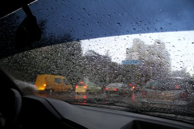 Üzerinde su damla yağmur şehir sokakta, arabadaki araba cam üzerinde bak