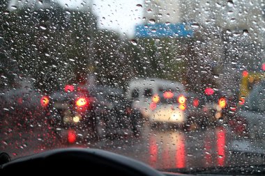 Üzerinde su damla yağmur şehir sokakta, arabadaki araba cam üzerinde bak