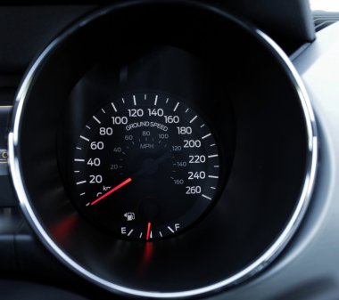 Kontrol panelinde bir spor araba hız göstergesi