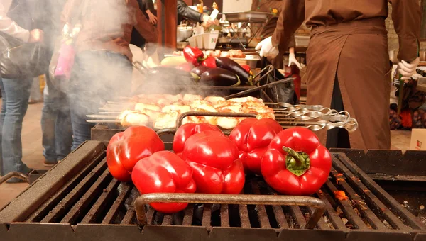 Grillrezepte. gegrillter Paprika und Fleischstückchen auf Spießen — Stockfoto