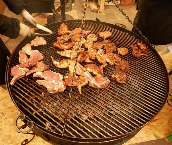 Chef masculin avec des gants blancs faire frire la viande et le paprika rouge sur le gril — Photo