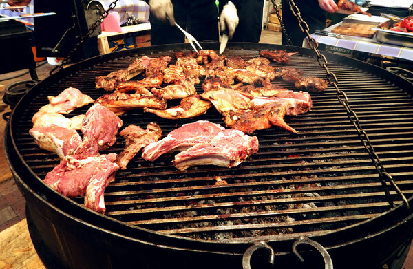 Рецепты барбекю. Жареная свинина на круглом гриле
