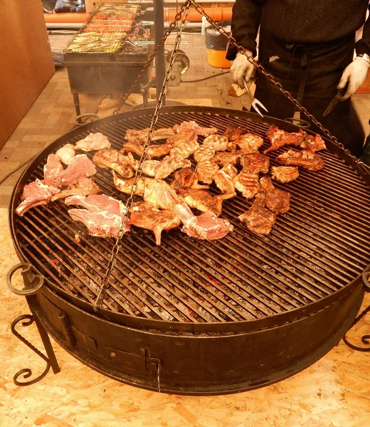 Μπάρμπεκιου συνταγές. Ψημένα κομμάτια χοιρινού κρέατος σε στρογγυλή σχάρα — Φωτογραφία Αρχείου