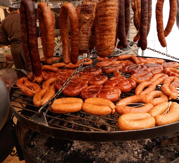 Viande fumée et saucisses rôties sur barbecue géant — Photo