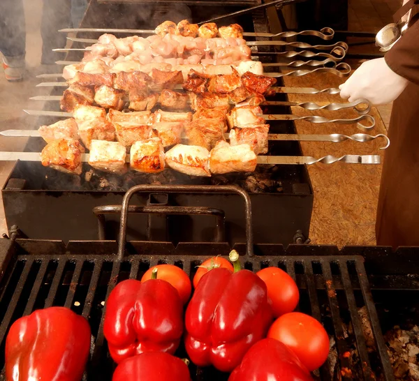 Αρσενικό σεφ με λευκά γάντια τηγανίζουμε το κρέας και κόκκινη πάπρικα στη σχάρα — Φωτογραφία Αρχείου