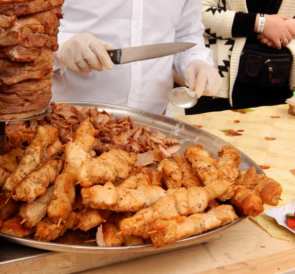 Cook tient une leçon de cuisson de la viande sur le gril — Photo