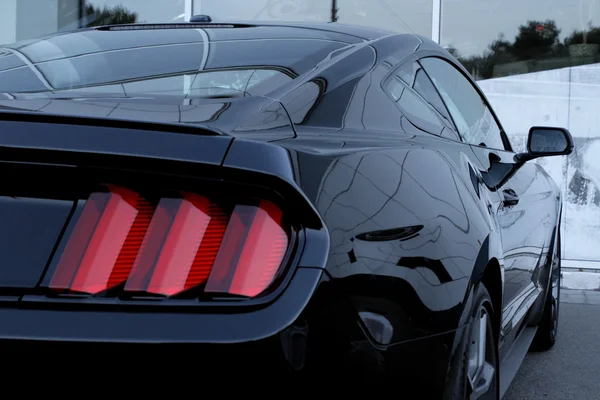 Lado traseiro e luzes traseiras do carro esporte preto — Fotografia de Stock