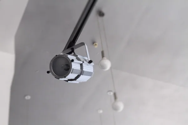 Stüdyo aydınlatma ekipmanları. Raylı sistem kontrollü parça spotlight