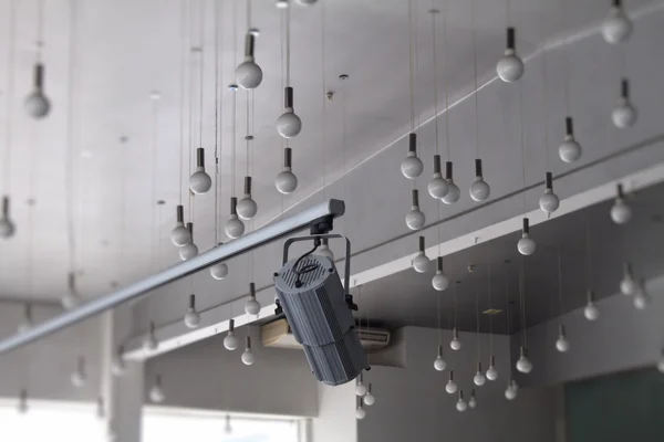 Stüdyo aydınlatma ekipmanları. Raylı sistem kontrollü parça spotlight