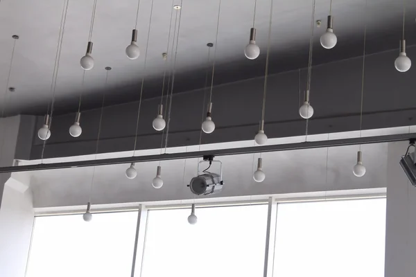 Urządzeń oświetleniowych w studio z toru reflektory i lampy sufitowe — Zdjęcie stockowe