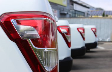 Dışarıya park etmiş aynı kargo kamyonunun arka kapılarındaki arka farlar.