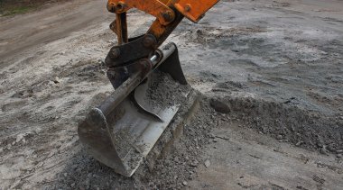 Özel dişli bir kepçeyle kazıcı kullanarak geniş bir çukur kazma çalışmalarına başlıyoruz.