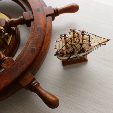 Odun Fırkateyni Hatırası Gerçek Yelkenli Tekerleği Oak güvertesinde izole edildi 