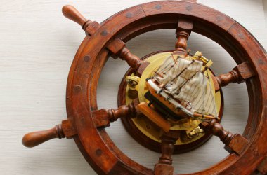 Klasik bir kayık tekerindeki tahtadan yapılmış gemi maketi kopyalanmış meşe tahtasının üzerinde.