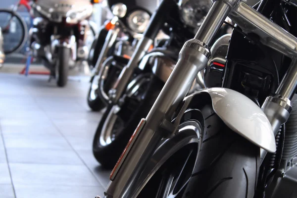 Motocicletas de encargo del helicóptero en el showroom de la tienda de motocicletas — Foto de Stock