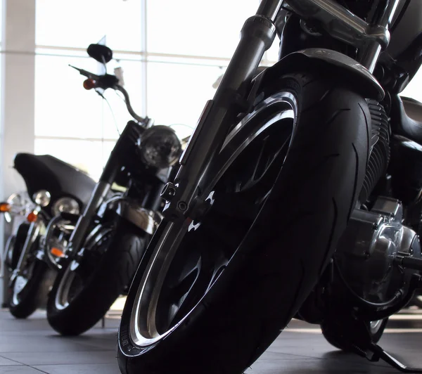 Aangepaste chopper motorfietsen in de showroom van motor winkel — Stockfoto