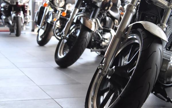 Custom chopper motorcycles in showroom of motorbike store — Stock Photo, Image