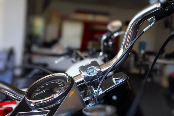 Özel motosiklet motosiklet dükkanında gidon üzerinde hız göstergesi ve krom parçalar