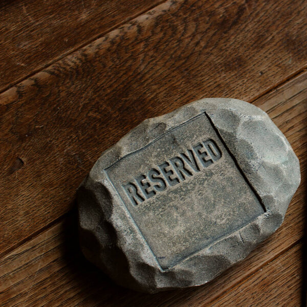 Камень стилизованный персонализированный Зарезервированный знак для ресторанов и баров на винтажном столе 