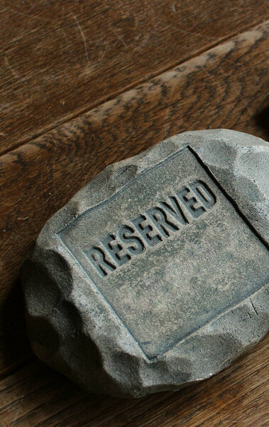 Декоративная каменная табличка с резервным названием и копировальным местом на ней на старом деревянном столе 