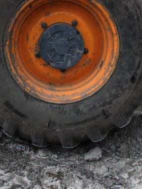 İnşaat alanlarında çamurda çalışan ağır makineler için devasa lastik blokları olan bir tekerlek.