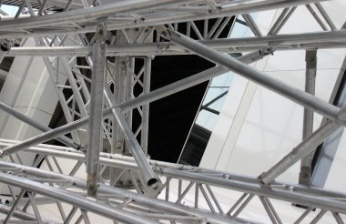 Yapının detaylı stok fotoğraflarında kullanılan destekleyici bir yapının cıvatalı boruları 