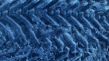 Lastik izleri donmuş zemine basılmış.