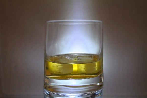 Les glaçons fondent dans un verre de whisky — Photo