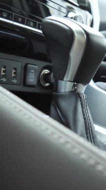 Merkez Tüneldeki Vites Koleksiyonu Vites Kolu ve Elektronik Düğmeler Araç Kabininde