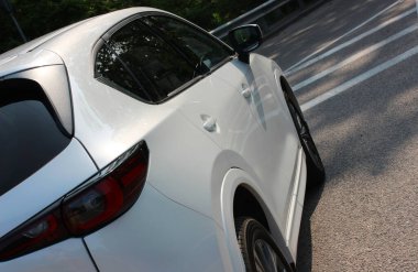 Kasanın otoyolda durduğunu gösteren bir fotoğraf. Bir araba banliyö otobanının asfalt omuzlarında çapraz işaretler üzerinde oturur.