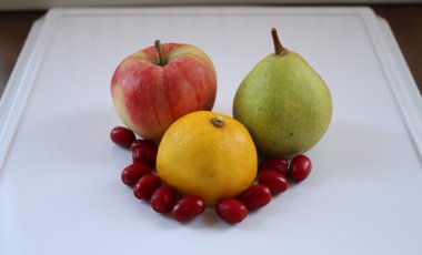 Limon, elma, armut ve kızılcık çilek mutfak at beyaz tepsi