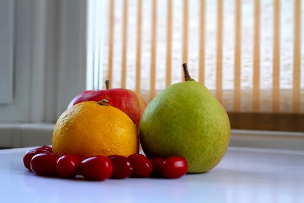 Limon, elma, armut ve kızılcık çilek mutfak at beyaz tepsi — Stok fotoğraf