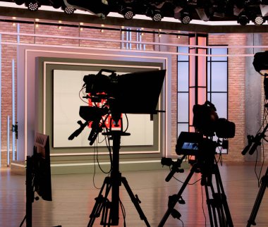 Stüdyoda tavan ışıkları olan bir tripodda profesyonel televizyon kameraları ve ses ekipmanları. Çekim ve televizyon ekipmanları stok fotoğrafı  