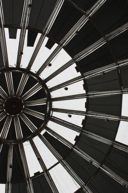 Büyük cam bir kubbenin içerisinden ve altından ayrı pencerelere bölünmüş dikey depo fotoğraflarıyla görüntüle