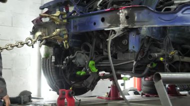 Gövde panelleri sökülmüş bir araba üzerindeki kaynak işini kaybet. 