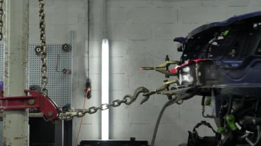 Panoramik 4K Zincir Videosu Kırık Araba Çerçevesini Düzeltme Rafında Çek
