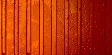 Kırmızı yarı şeffaf panel desenli arkaplanda sıvı damlaları