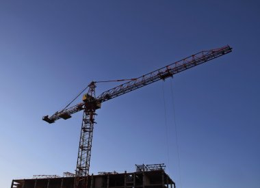 Beton yapı çerçeve üzerinde genel gider vinç