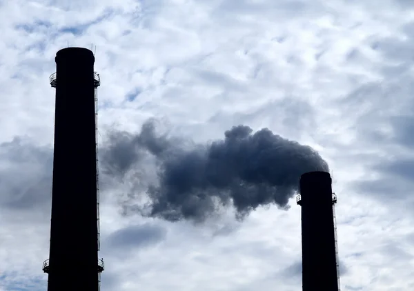 Токсичные загрязнения от дымовых труб в промышленной зоне — стоковое фото