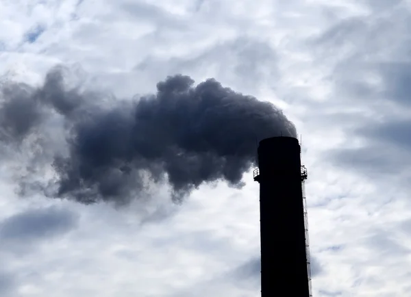 Mérgező szennyeződéseket a gyárkémény ipari terület — Stock Fotó