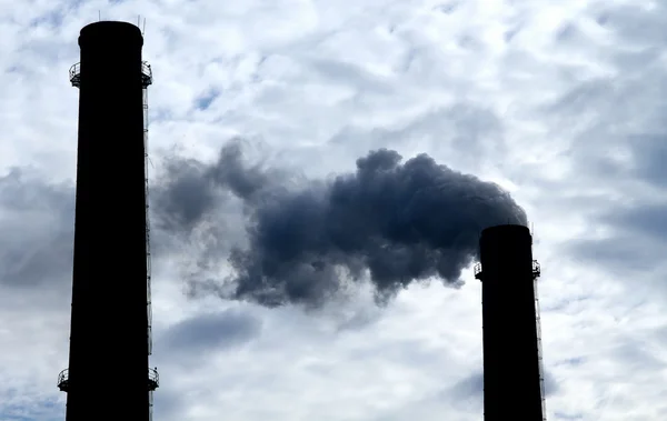 Giftige vervuilingen van schoorsteen op industrieel gebied — Stockfoto